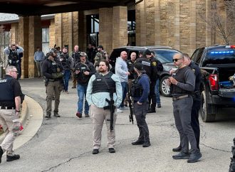 Detroit: Un hombre armado es asesinado a tiros por la seguridad después de embestir un camión contra un templo reformista y abrir fuego; no se reportan heridos