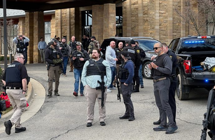 Detroit: Un hombre armado es asesinado a tiros por la seguridad después de embestir un camión contra un templo reformista y abrir fuego; no se reportan heridos