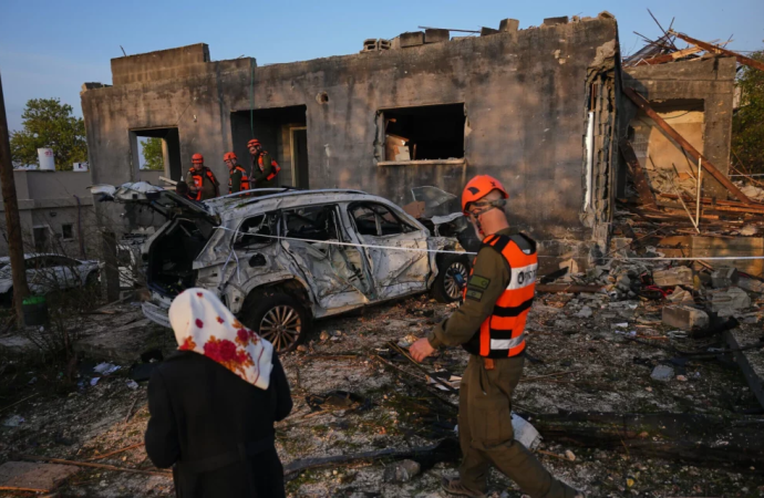 Un ataque directo con misiles en el norte de Israel deja 58 heridos y viviendas dañadas en Zarzir