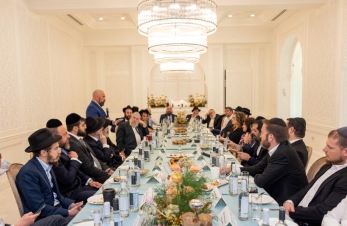 El vicegobernador de Florida, Jay Collins, organiza una mesa redonda con 40 líderes de la comunidad judía de Florida