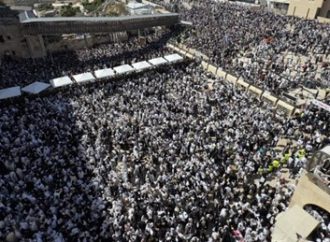 La Knesset aprueba un proyecto de ley que amplía la autoridad de los Haredíes sobre la plaza del Kótel