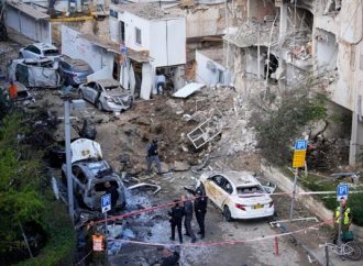 Nes en Tel Aviv. Munición de 100 kg impacta junto a un edificio vacío: 4 heridos leves, daños cuantiosos