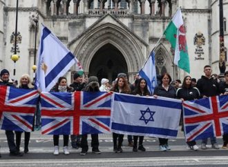 Condenan una exposición de arte en el Reino Unido por exhibir dibujos con estereotipos antisemitas, calificados de “peores que la propaganda nazi”