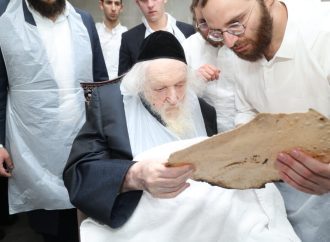 Fotos: El Gaón Rabino Moshe Sternbuch horneando matzot antes de Pésaj