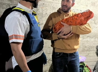 Un paramédico asiste un parto de emergencia en casa y luego corre con el recién nacido a un refugio