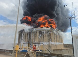 Bombardeo iraní-Hezbolá impacta la refinería de petróleo de Haifa, provocando un incendio
