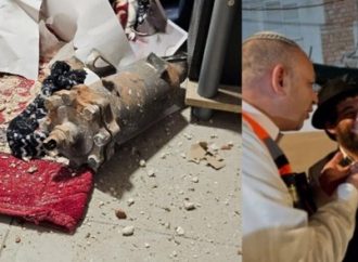 Milagro en Lod: Minutos después de bañar a los niños, un fragmento de misil penetra en una casa