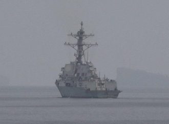 Destructores estadounidenses transitan por el estrecho de Ormuz antes de una operación de desminado