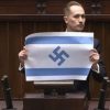 La Fundación Auschwitz presenta una denuncia penal contra un legislador polaco que exhibió una bandera israelí con una esvástica en el Parlamento