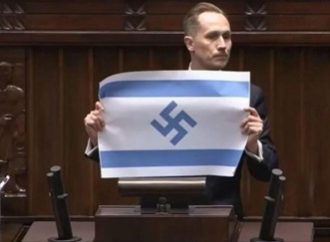 La Fundación Auschwitz presenta una denuncia penal contra un legislador polaco que exhibió una bandera israelí con una esvástica en el Parlamento