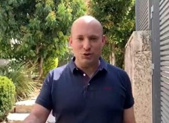 En un vergonzoso intento por obtener votos laicos, Bennett pide públicamente la profanación del Shabat y el matrimonio no halájico