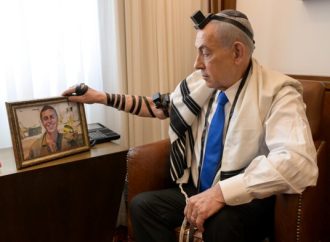 Ya es una Mesorah: Netanyahu coloca los Tefilín de un soldado caído de las FDI
