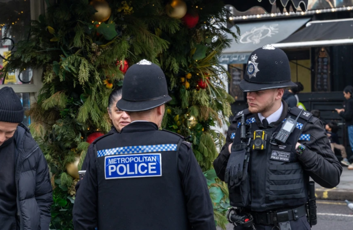Otro ataque en el Reino Unido: La policía investiga el atentado incendiario contra una tienda judía mientras crecen los temores de antisemitismo