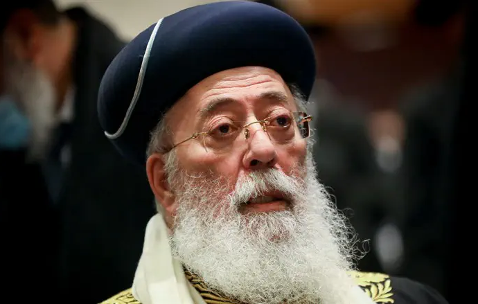 El ex rabino jefe sefardí Shlomo Moshe Amar advierte contra los autoproclamados “cabalistas” y “gente justa”, e insta al público a mantenerse alejado