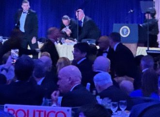 El presidente Trump abandonó apresuradamente la cena de corresponsales de la Casa Blanca tras disparos. Atrapan e identifican al criminal.