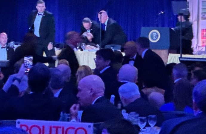 El presidente Trump abandonó apresuradamente la cena de corresponsales de la Casa Blanca tras disparos. Atrapan e identifican al criminal.