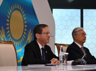 Herzog se reúne con la comunidad judía de Kazajstán y destaca su importante papel durante la visita diplomática