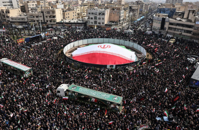 El régimen iraní insta a la población a formar cadenas humanas alrededor de las centrales eléctricas y a estar dispuesta a morir