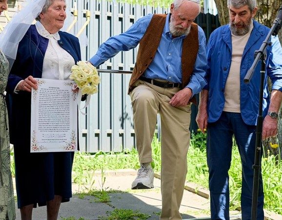 En Kiev durante la guerra, una boda judía multitudinaria: una pareja de 93 años