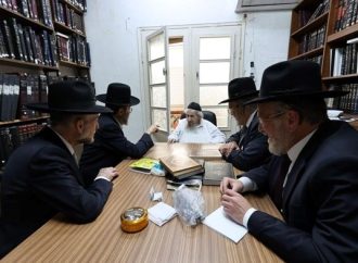 Bomba política: El rabino Landau ordena a los diputados disolver la Knesset por el proyecto de ley, lo que supone el fin del bloque de derecha