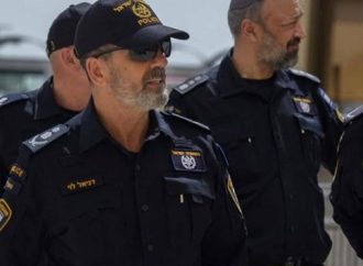 Shas y UTJ critican duramente al jefe de policía por su nueva política: “No pongan sus manos sobre los Bnei Torá”