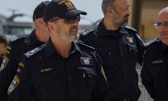 Shas y UTJ critican duramente al jefe de policía por su nueva política: “No pongan sus manos sobre los Bnei Torá”