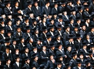 90 años después: Miles de personas se reúnen mientras el Rebe de Vishnitzer dirige el Yahrtzeit Tisch para los Ahavat Israel ZT’L [fotos]