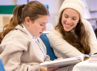 Más allá de Shavuot: Cómo fomentar un compromiso duradero con la Torá entre los adolescentes