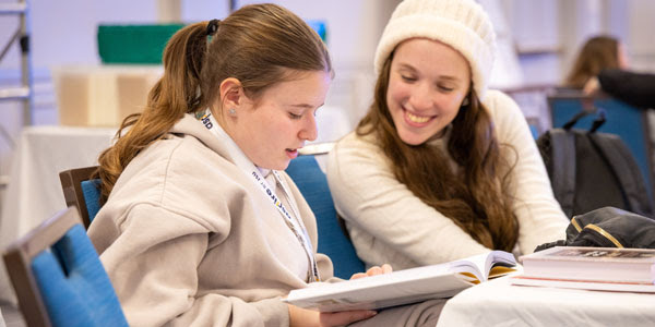 Más allá de Shavuot: Cómo fomentar un compromiso duradero con la Torá entre los adolescentes