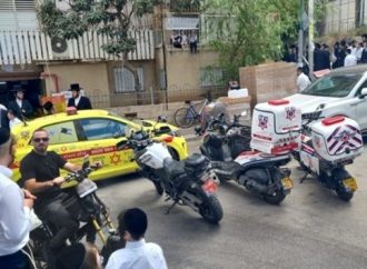 Avrej fue apuñalado en el Kollel Jazón Ish de Bnei Brak y se encuentra en estado grave