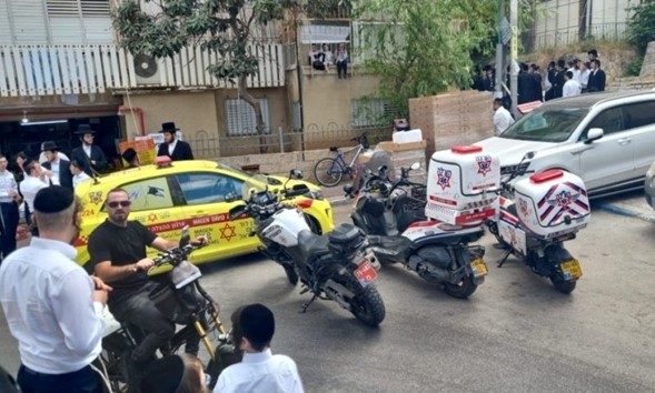 Avrej fue apuñalado en el Kollel Jazón Ish de Bnei Brak y se encuentra en estado grave