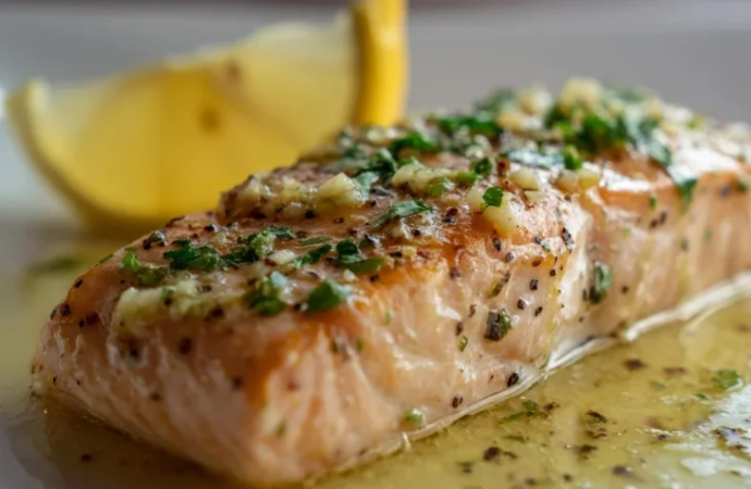 5 salsas llenas de sabor para un salmón al horno perfecto