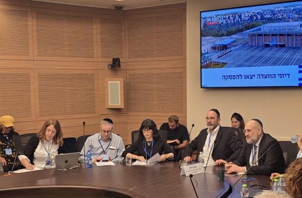 “Ustedes no tienen el monopolio del judaísmo de la diáspora”: Encendida defensa de la santidad del Kótel en la Knesset