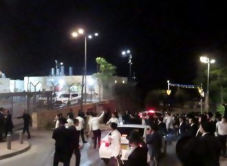 Cientos de personas protestan durante la noche tras el arresto de un estudiante de yeshivá en Jerusalem