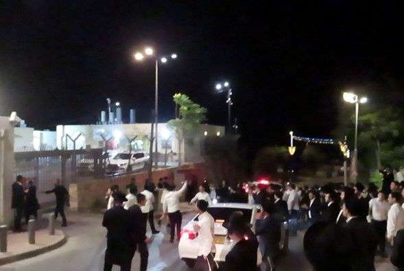Cientos de personas protestan durante la noche tras el arresto de un estudiante de yeshivá en Jerusalem