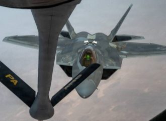Estados Unidos bombardea objetivos militares iraníes e Irán responde atacando una base estadounidense en Kuwait