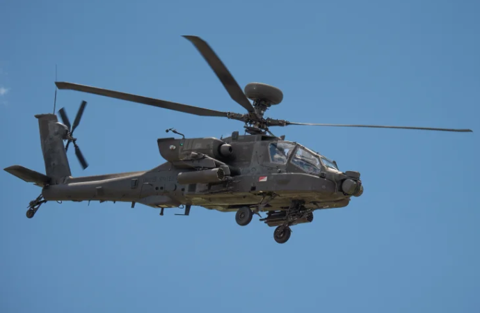 “La mano de Di’s”: Cómo fue rescatada la tripulación de un helicóptero Apache estadounidense cerca del estrecho de Ormuz