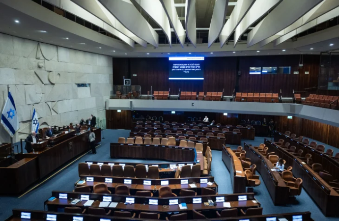 La Knesset aprueba en votación preliminar la ley fundamental sobre el estudio de la Torá
