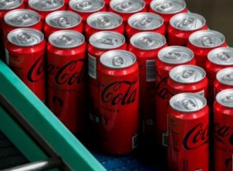 ¿Boicot en curso? La indignación por los arrestos de hareidim y la conducta policial alimenta los llamados a atacar a Coca-Cola y Tara