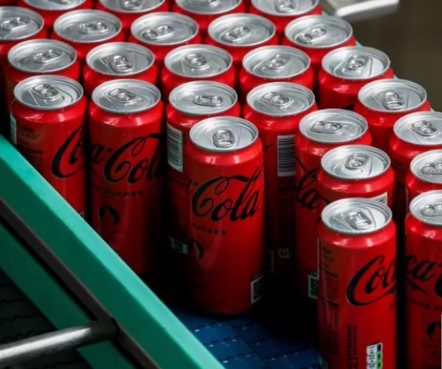 ¿Boicot en curso? La indignación por los arrestos de hareidim y la conducta policial alimenta los llamados a atacar a Coca-Cola y Tara