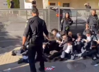 Un tribunal ordena una investigación después de que un agente fuera filmado rociando gas pimienta contra manifestantes haredim