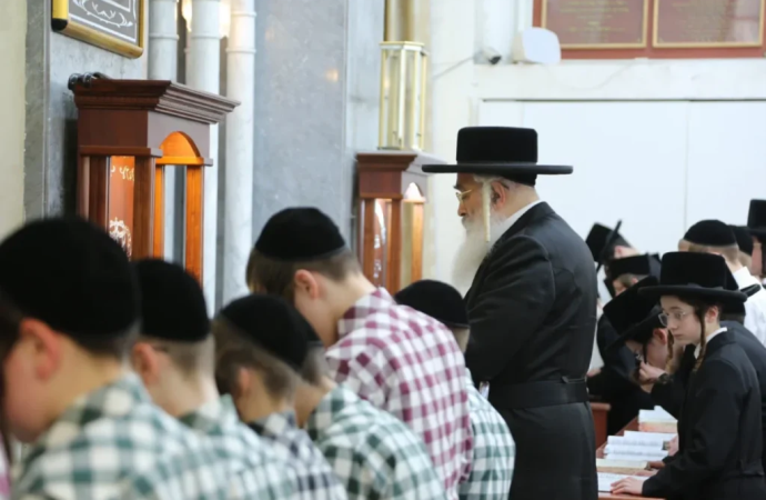 En respuesta al borrador de decreto: El Rebe de Dushinsky ordena el aprendizaje ininterrumpido en las Yeshivot