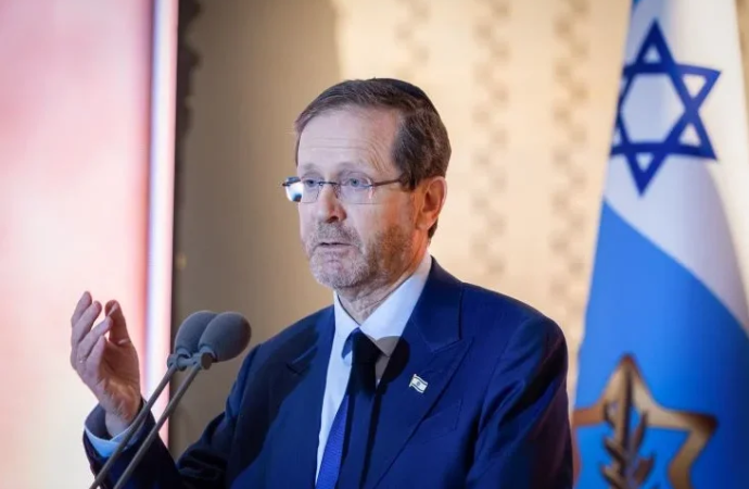 El helicóptero que transportaba al presidente Herzog fue obligado a realizar un aterrizaje de emergencia tras una colisión con un ave
