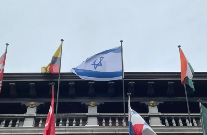 La bandera se queda: Amberes rechaza la solicitud para retirar la bandera israelí del ayuntamiento