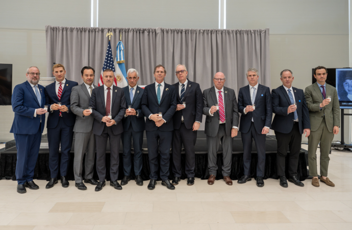 A 32 años del atentado, se rindió un emotivo homenaje en Washington a las víctimas del atentado a la AMIA