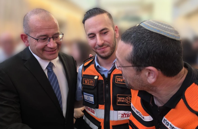 “¿Quién lo hubiera imaginado?”: Médicos de Hatzalah asisten a la toma de posesión del nuevo director del Mossad al que salvaron el 7 de octubre