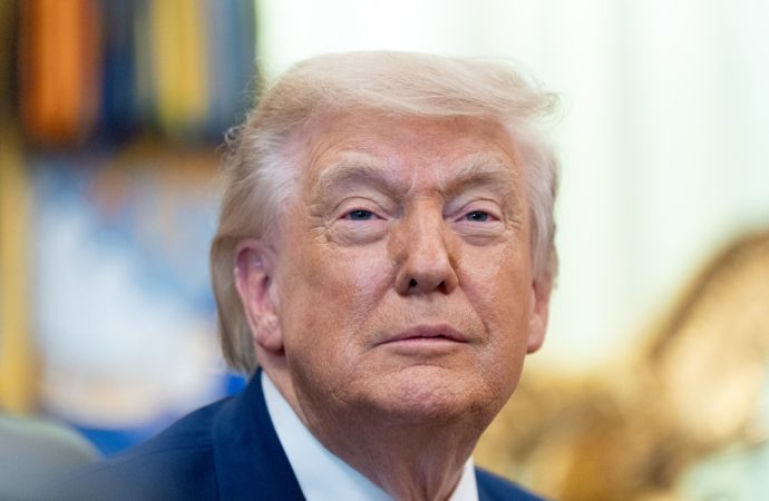 Trump: EE. UU. está “muy cerca” de llegar a un acuerdo con Irán y amenaza con una acción militar si no se destruye el uranio del régimen