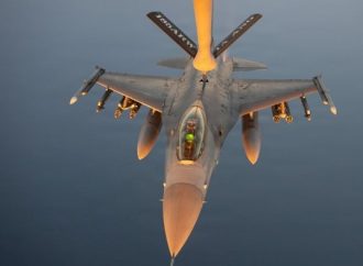 Estados Unidos lanza ataques por tercera noche consecutiva contra Irán mientras Trump promete controlar el estrecho de Ormuz