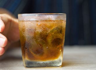 Comprender el consumo de alcohol en adolescentes: riesgos, prevención y responsabilidad comunitaria