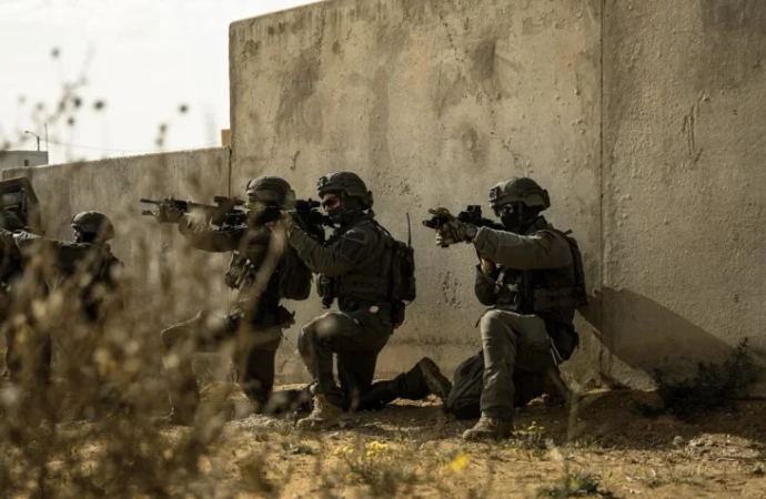 El Shin Bet y las Fuerzas de Defensa de Israel arrestan a un sospechoso de terrorismo buscado en una operación conjunta